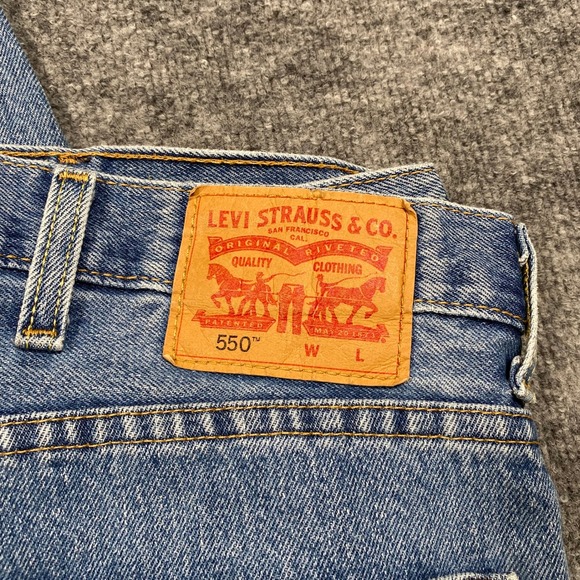 Levis 550 Relaxed Fit Tapered Leg Jeans Mens 48x29 Medium Wash Blue Denim - Picture 2 of 9